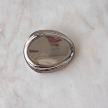 Cargar imagen en el visor de la galería, BROCHE CHANNEL PLATEADO