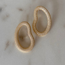 Cargar imagen en el visor de la galería, ARETES GARABATO DORADO