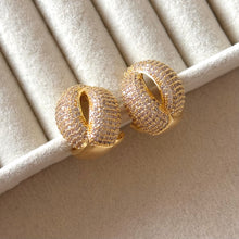 Cargar imagen en el visor de la galería, ARETES CRUCE DORADO