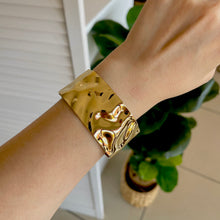 Cargar imagen en el visor de la galería, BANGLE MARTILLADA