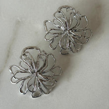 Cargar imagen en el visor de la galería, ARETES BLOSSOM PLATEADO