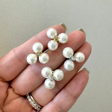 Cargar imagen en el visor de la galería, ARETES TRÉBOL PERLAS
