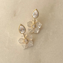 Cargar imagen en el visor de la galería, ARETES AVE MARÍA