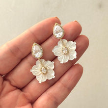 Cargar imagen en el visor de la galería, ARETES AVE MARÍA