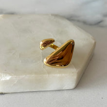 Cargar imagen en el visor de la galería, ANILLO TRIÁNGULO DORADO
