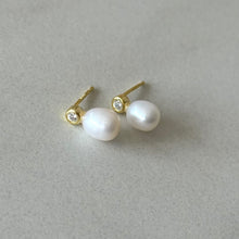 Cargar imagen en el visor de la galería, ARETE MINI PERLA