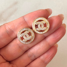 Cargar imagen en el visor de la galería, ARETES CHANNEL REDONDO