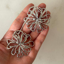 Cargar imagen en el visor de la galería, ARETES BLOSSOM PLATEADO