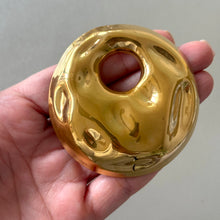 Cargar imagen en el visor de la galería, BROCHE DONATELLA DORADO