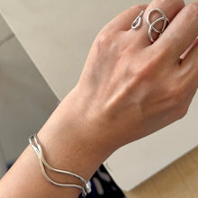 Cargar imagen en el visor de la galería, BANGLE OLAS PLATEADA