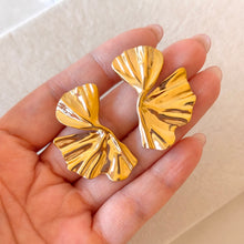 Cargar imagen en el visor de la galería, ARETES MEDIA FLOR