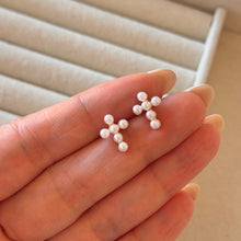 Cargar imagen en el visor de la galería, ARETE MINI CRUZ PERLA