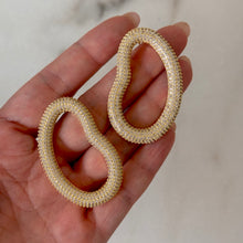 Cargar imagen en el visor de la galería, ARETES GARABATO DORADO