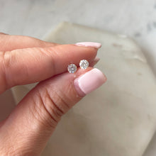 Cargar imagen en el visor de la galería, PIERCING ZIRCONIA 4mm*