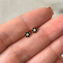 Cargar imagen en el visor de la galería, PIERCING MINI FLOR NEGRO