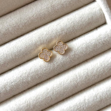 Cargar imagen en el visor de la galería, ARETES MINI TREBOL PAVE