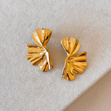 Cargar imagen en el visor de la galería, ARETES MEDIA FLOR