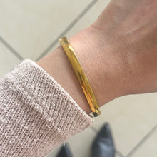 Cargar imagen en el visor de la galería, BANGLE SHARON DORADA