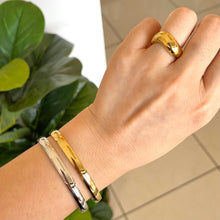 Cargar imagen en el visor de la galería, BANGLE SHARON PLATEADA