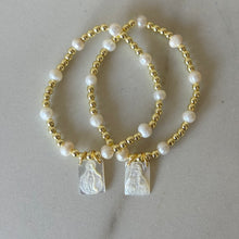 Cargar imagen en el visor de la galería, PULSERA ESCAPULARIO NÁCAR