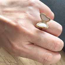 Cargar imagen en el visor de la galería, ANILLO MARIPOSA NÁCAR