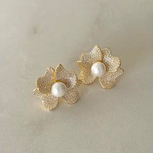 Cargar imagen en el visor de la galería, ARETES ORQUÍDEA PERLA