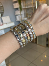 Cargar imagen en el visor de la galería, PULSERA ELÁSTICA CORAZONES