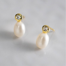 Cargar imagen en el visor de la galería, ARETE MINI PERLA