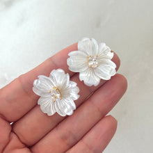 Cargar imagen en el visor de la galería, ARETES FLOR MADRE