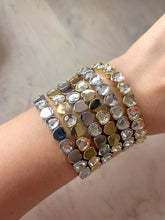 Cargar imagen en el visor de la galería, PULSERA ELÁSTICA CORAZONES