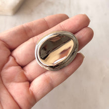 Cargar imagen en el visor de la galería, BROCHE CHANNEL PLATEADO