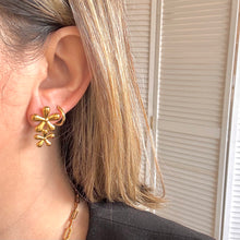 Cargar imagen en el visor de la galería, ARETES DOBLE FLOR
