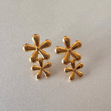 Cargar imagen en el visor de la galería, ARETES DOBLE FLOR