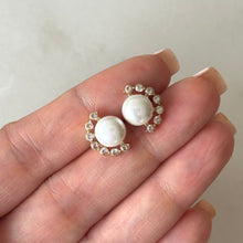 Cargar imagen en el visor de la galería, ARETES ABANICO PERLA