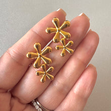 Cargar imagen en el visor de la galería, ARETES DOBLE FLOR