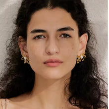 Cargar imagen en el visor de la galería, ARETES LIRIO DE AGUA