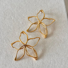Cargar imagen en el visor de la galería, ARETES FLOR ARTE
