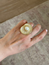 Cargar imagen en el visor de la galería, ANILLO CARACOLA DORADO
