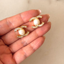 Cargar imagen en el visor de la galería, ARETES CHANNEL PERLA
