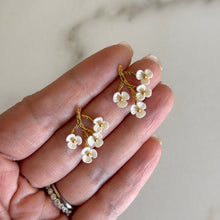 Cargar imagen en el visor de la galería, ARETES CORAL FLORES
