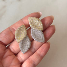 Cargar imagen en el visor de la galería, ARETES HOJAS DOBLE TONO
