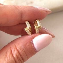 Cargar imagen en el visor de la galería, HUGGIES CARTIER PAVE
