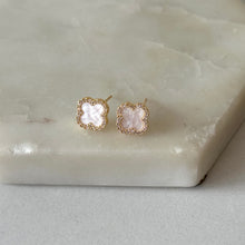 Cargar imagen en el visor de la galería, ARETES MINI TRÉBOL
