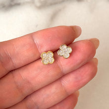 Cargar imagen en el visor de la galería, ARETES MINI TREBOL PAVE
