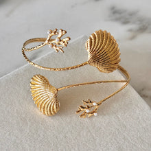 Cargar imagen en el visor de la galería, BANGLE ANTEBRAZO CONCHAS
