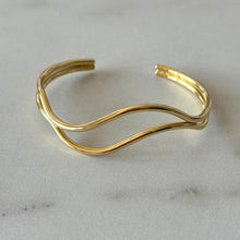 Cargar imagen en el visor de la galería, BANGLE OLAS DORADA
