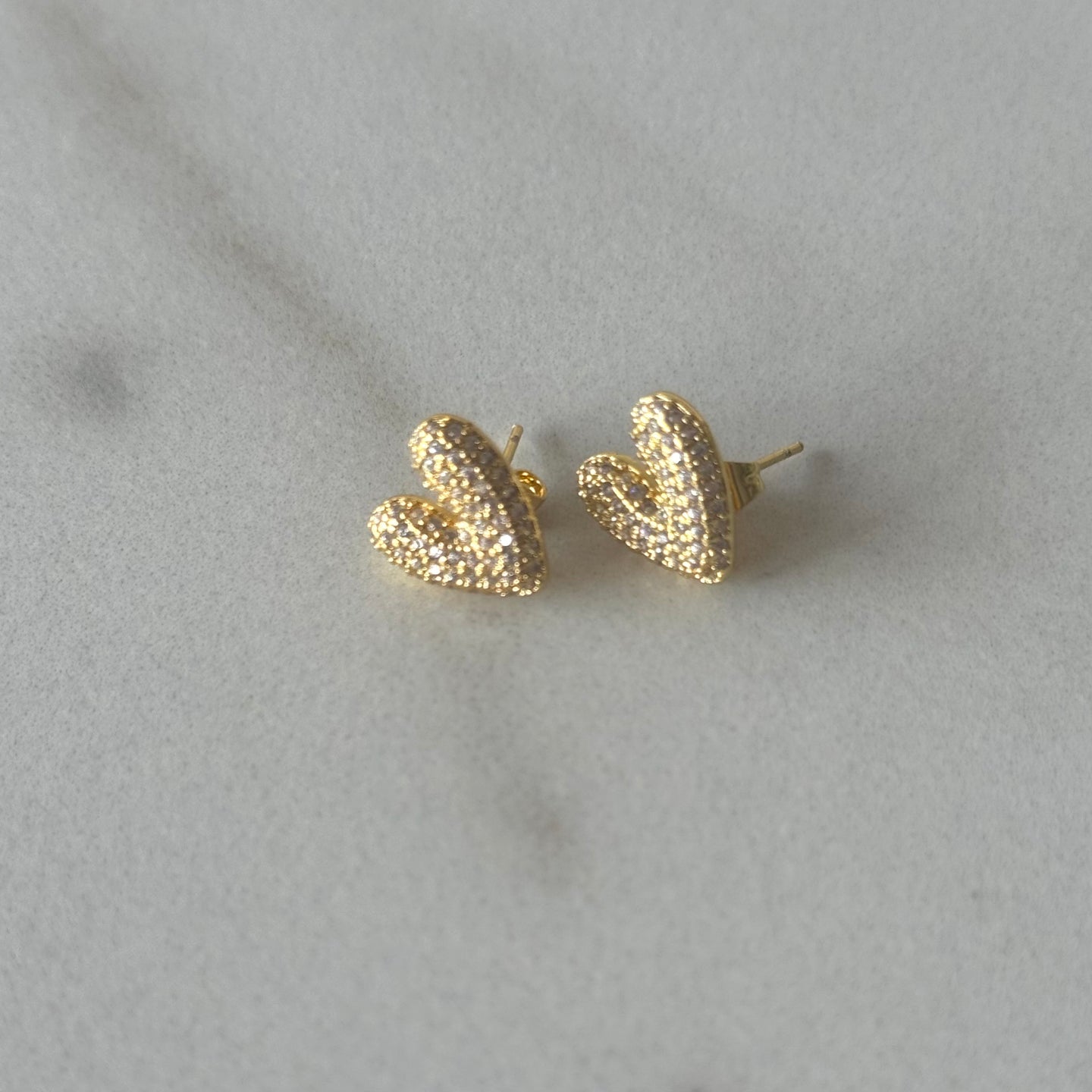 ARETES CORAZON PAVE