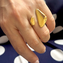 Cargar imagen en el visor de la galería, ANILLO TRIÁNGULO DORADO
