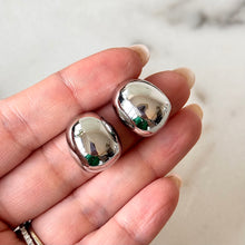 Cargar imagen en el visor de la galería, ARETES BOTÓN PLATEADO
