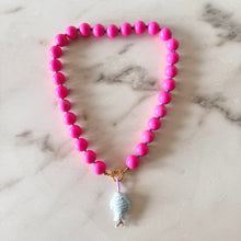 Cargar imagen en el visor de la galería, COLLAR CHICLE FUCSIA*
